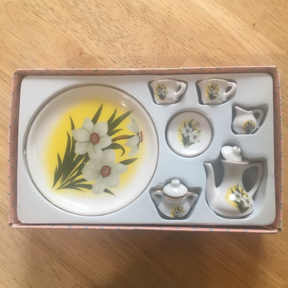 NIB!! Miniature Tea Set. Floral Design COLORS: yellow, white and green - Picture 5 of 8
